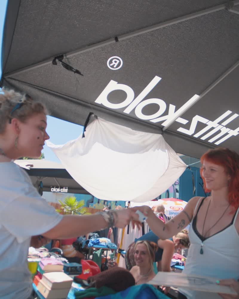 Verkauf am Stand: Kundin und Verkäuferin auf dem Kramkultur Flohmarkt
